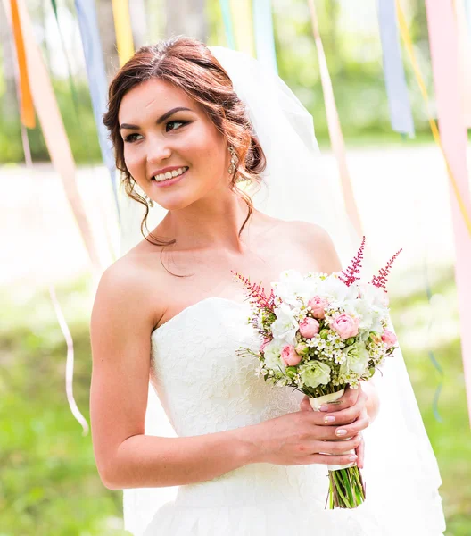 Bouquet de casamento agradável na mão noivas — Fotografia de Stock