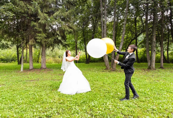 Sposo e sposa con palloncini all'aperto — Foto Stock