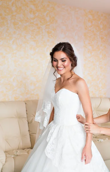 Bruid kleden voorbereiding voor de bruiloft — Stockfoto