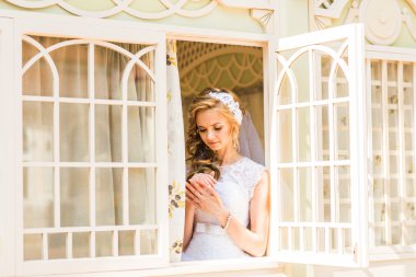 Gelin pencereden bakıyor