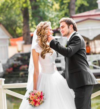 Gelin ve damat onların düğün günü romantik bir an olması