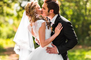 Gelin ve damat onların düğün günü romantik bir an olması