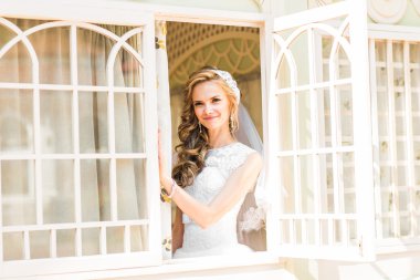 Gelin pencereden bakıyor