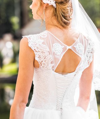 Açık havada bir parkta güzel gelin.