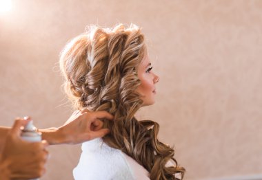 Düğün makyaj sanatçısı bir gelin için uyduruyor. Güzel seksi model kız kapalı. Güzellik sarışın kadın kıvırcık saçlı. Yakın çekim yakışıklı yüz yakınındaki