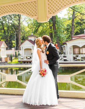 parkta güzel düğün çifti. öp ve birbirlerine sarılmak