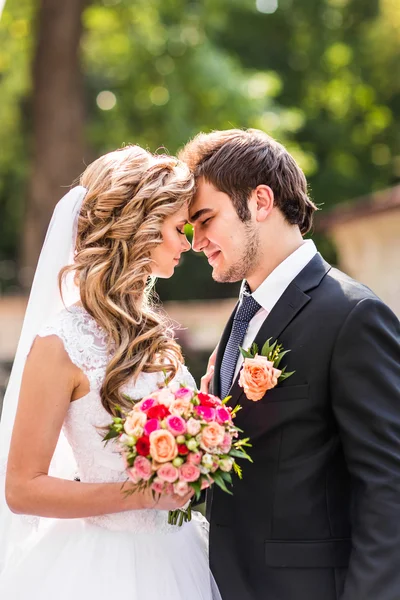 Bride and groom having a romantic moment on their wedding day — Stock Photo, Image