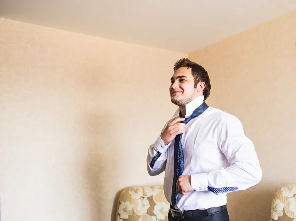 Uomo d'affari ben vestito che regola la cravatta del collo — Foto Stock