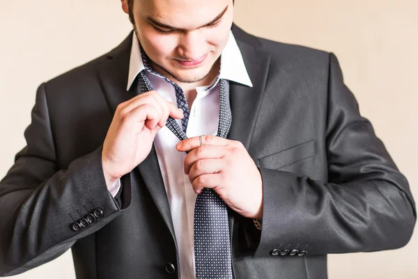 Well dressed business man adjusting his neck tie — Stock Photo, Image