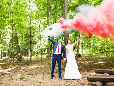 Düğün çifti eğleniyor ve parkta yürüyüş