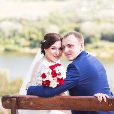 Gelin ve damat onların düğün günü romantik bir an olması