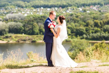 Gelin ve damat onların düğün günü romantik bir an olması