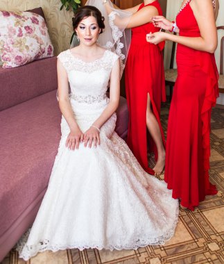 Nedime gelin peçe ile yardım