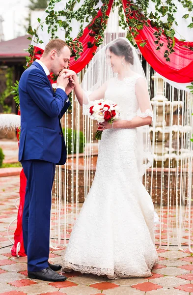 Belo casal caucasiano acabou de se casar — Fotografia de Stock