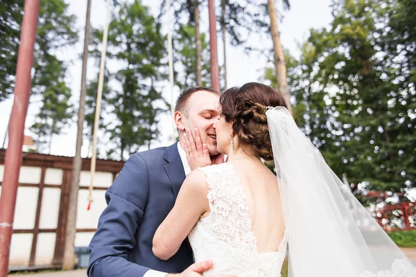 Sposo e sposo avere un momento romantico il giorno del loro matrimonio — Foto Stock