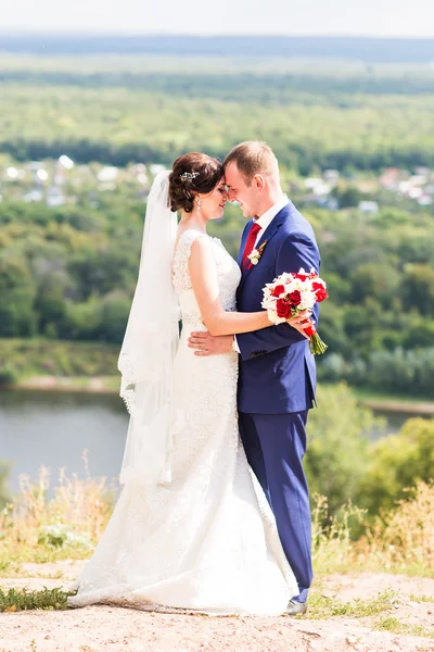 Gelin ve damat onların düğün günü romantik bir an olması — Stok fotoğraf