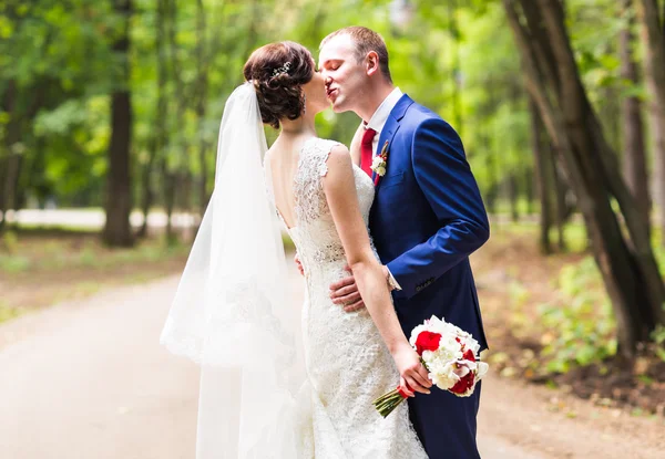 Novia y novio teniendo un momento romántico en el día de su boda — Foto de Stock