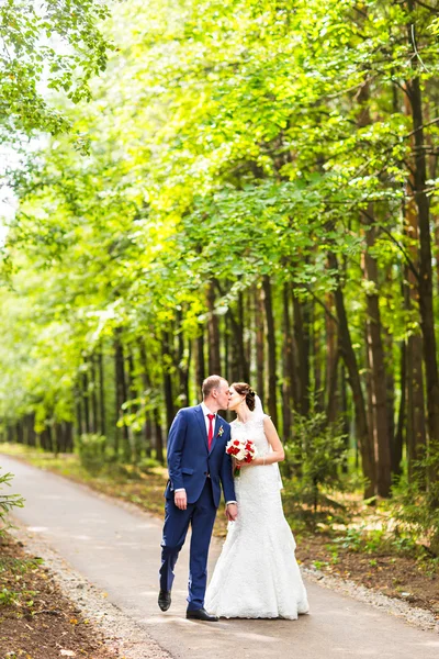 Casamento casal se divertindo e caminhar no parque — Fotografia de Stock