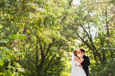 Sadece evli çift kucakladı