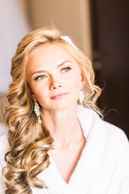 Güzel genç gelin düğün makyaj ve saç yatak ile çekici yeni evli kadın var düğün için son hazırlık ve sunuş.