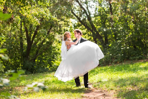 Bruid en bruidegom met een romantisch ogenblik op hun trouwdag — Stockfoto