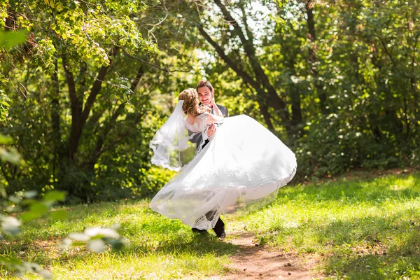 Nevěsta a ženich s romantickým posezením na jejich svatební den — Stock fotografie