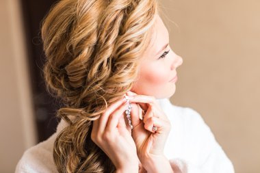 Düğün için hazırlanıyor küpe portre üzerinde koyarak zarif sarı gelin