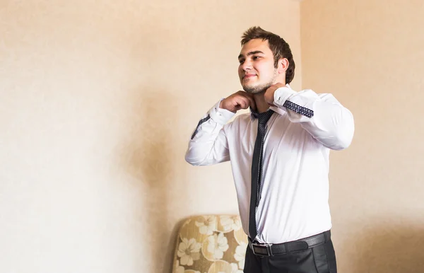 Goed geklede zakenman aan te passen zijn das nek — Stockfoto