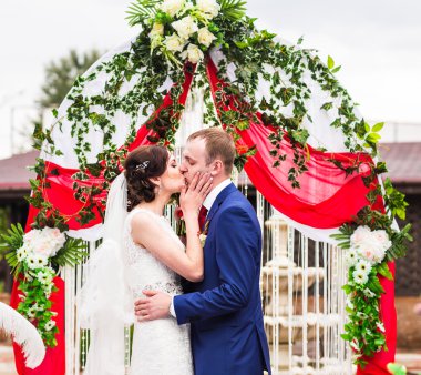 bir açık hava düğün töreninde evlenen çift