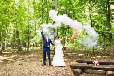 Komik gelin ve damat açık havada. Mutlu düğün günü