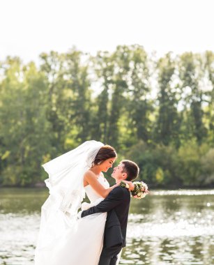 Gelin ve damat doğada eğleniyor