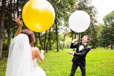 damat ve gelin Balonlu açık havada