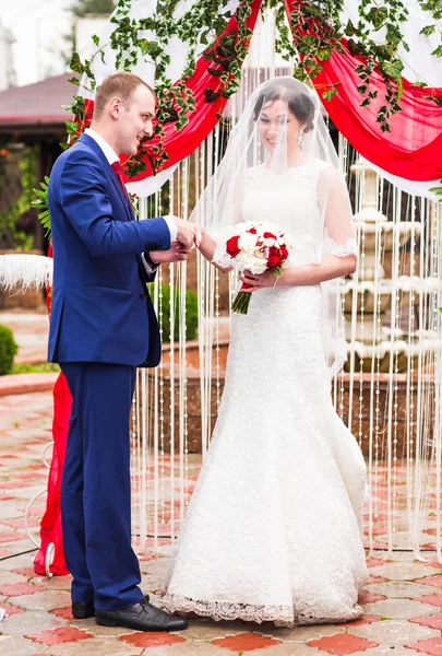 Noivo colocando anel de casamento no dedo noivas — Fotografia de Stock