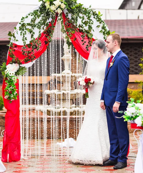 Férjhez megy egy szabadtéri esküvő a pár — Stock Fotó