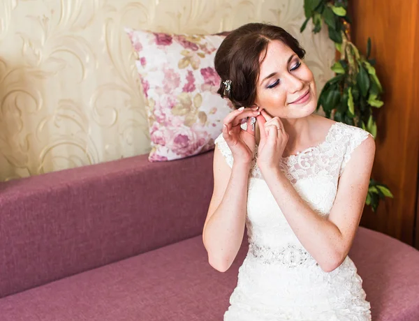 Schöne Brünette stilvolle Braut immer bereit in die Morgen — Stockfoto
