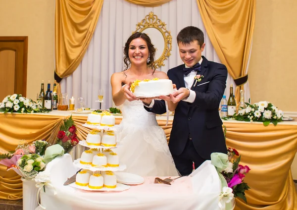 Ślub. Panna młoda i pan młody cięcia ciasta. — Zdjęcie stockowe