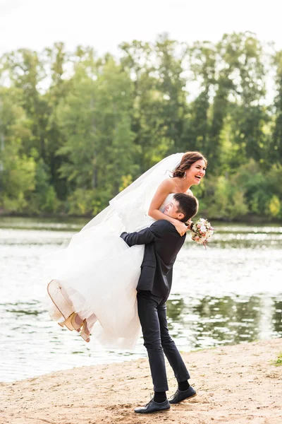 Noiva e noivo se divertindo na natureza — Fotografia de Stock