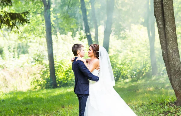 Bruid en bruidegom op bruiloft dag buiten lopen op lente aard. — Stockfoto