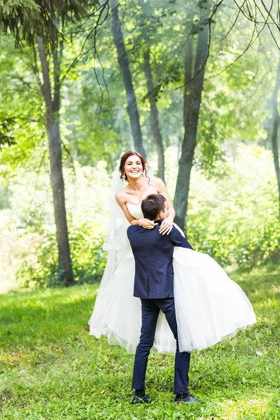 Bruden och brudgummen på bröllop dag promenader utomhus på vår natur. — Stockfoto
