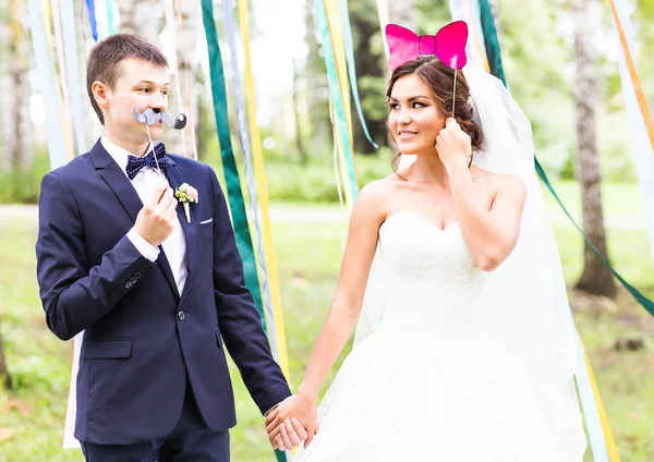 Journée des fous d'avril. Couple de mariage posant avec masque . — Photo