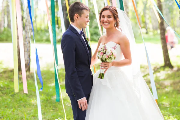 Bruid en bruidegom op bruiloft dag buiten lopen op lente aard. — Stockfoto