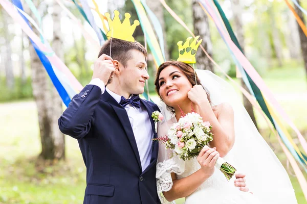 April dårar dag. Bröllopsparet poserar med krona, maskera. — Stockfoto