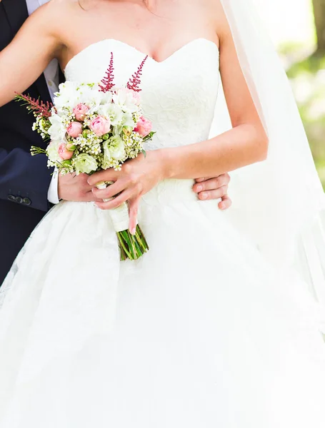 Beau bouquet de mariage dans la main des mariées — Photo