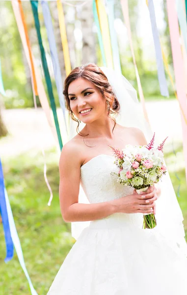 Bouquet de casamento agradável na mão noivas — Fotografia de Stock