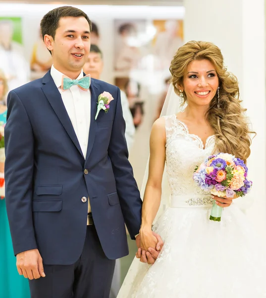 Casamento casal de mãos dadas ao ar livre — Fotografia de Stock