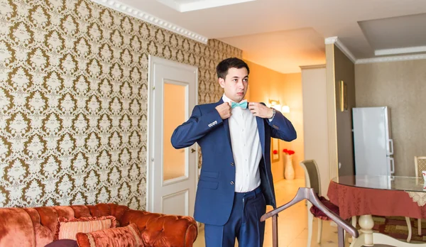 Groom prepares for wedding — Stock Photo, Image