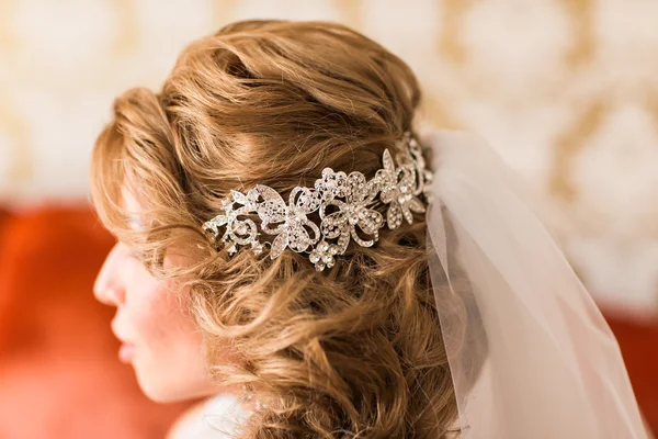 Noiva jovem com penteado bonito e acessório de cabelo elegante, visão traseira — Fotografia de Stock