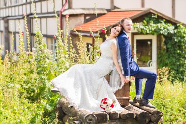 Gelin ve damat onların düğün günü romantik bir an olması