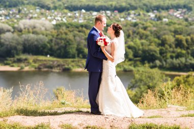 Gelin ve damat onların düğün günü romantik bir an olması