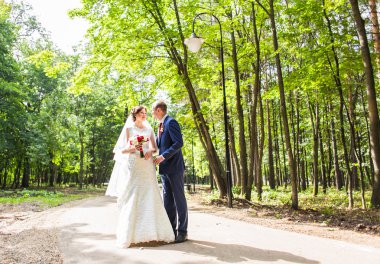 Gelin ve damat onların düğün günü romantik bir an olması